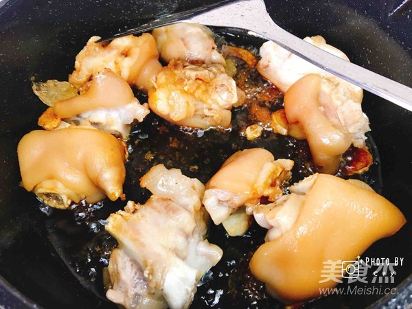 滿滿膠原蛋白的黃豆?fàn)F豬蹄的做法-醬香味燜菜譜-易網(wǎng)健康養(yǎng)生網(wǎng) 滿滿膠原蛋白的黃豆?fàn)F豬蹄的做法-醬香味燜菜譜