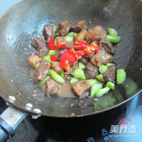 萵筍燜紅燒肉的做法-家常味燜菜譜