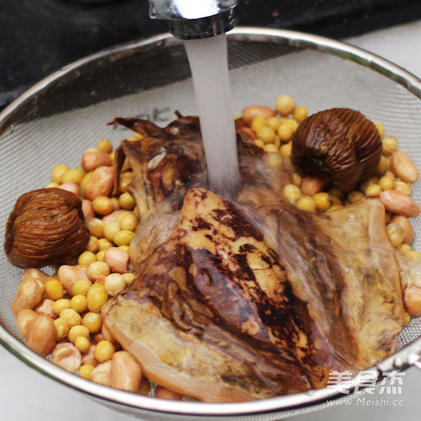 廣東老火靚湯-墨魚花生黃豆湯的做法-家常味煲菜譜-易網(wǎng)健康養(yǎng)生網(wǎng) 廣東老火靚湯-墨魚花生黃豆湯的做法-家常味煲菜譜