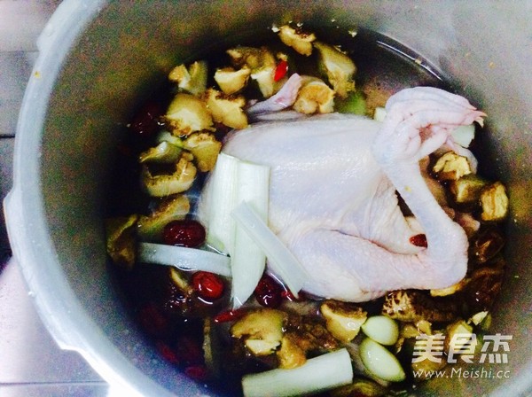 黃芪花菇燉童子雞的做法-咸鮮味燉菜譜