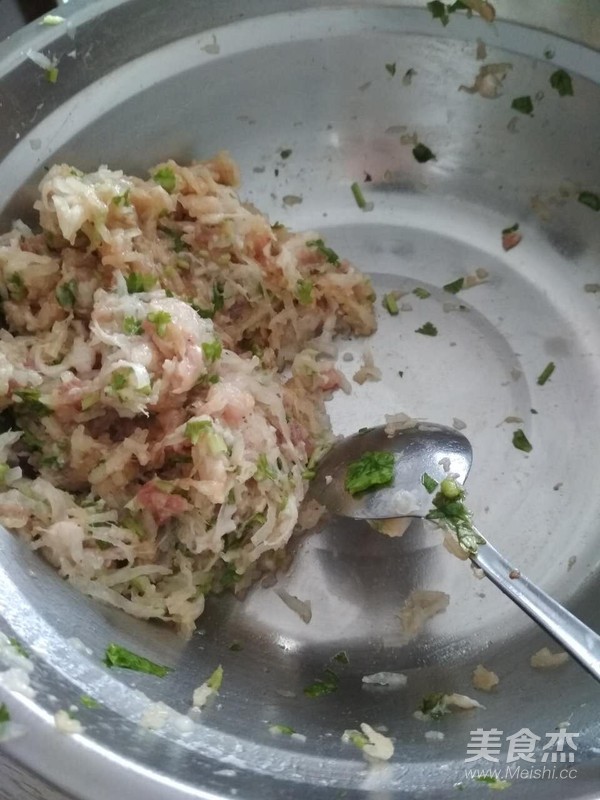 白蘿卜大肉蒸餃的做法-家常味蒸菜譜-易網(wǎng)健康養(yǎng)生網(wǎng) 白蘿卜大肉蒸餃的做法-家常味蒸菜譜