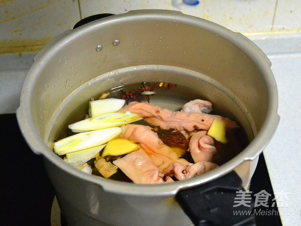 色佳味美的快手菜—蒜薹溜肥腸的做法-咸鮮味炒菜譜-易網(wǎng)<a href=http://m.aoa7937.com/ target=_blank class=infotextkey>健康養(yǎng)生</a>網(wǎng) 色佳味美的快手菜—蒜薹溜肥腸的做法-咸鮮味炒菜譜