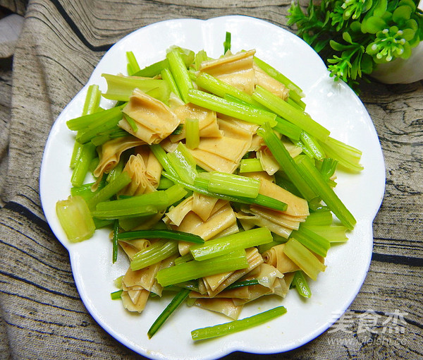 芹菜炒豆皮的做法-咸鮮味炒菜譜-易網健康養生網 芹菜炒豆皮的做法-咸鮮味炒菜譜