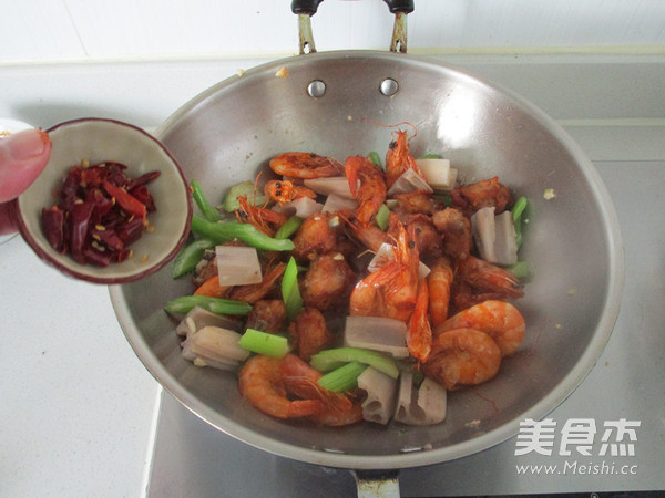干鍋雞翅蝦的做法-香辣味燒菜譜-易網(wǎng)健康養(yǎng)生網(wǎng) 干鍋雞翅蝦的做法-香辣味燒菜譜