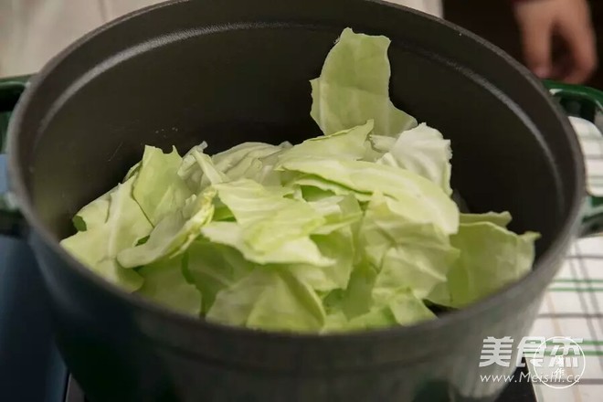 鑄鐵鍋版干鍋手撕包菜的做法-酸辣味干鍋菜譜