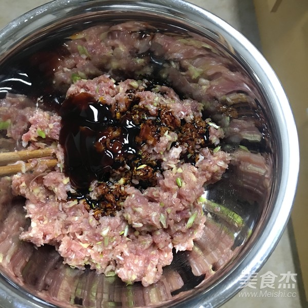 解饞的薺菜肉包子的做法-咸鮮味蒸菜譜