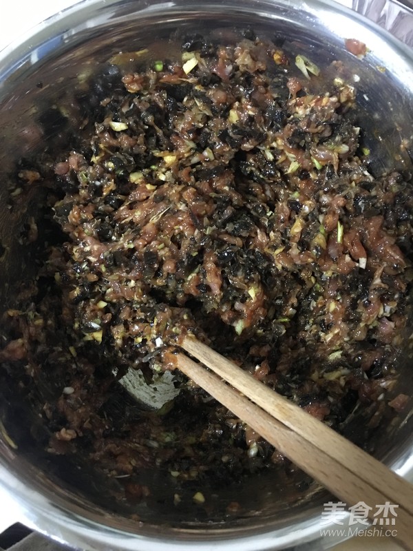 解饞的薺菜肉包子的做法-咸鮮味蒸菜譜