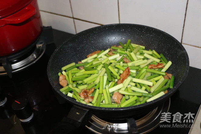 蒜薹小炒肉的做法-家常味炒菜譜