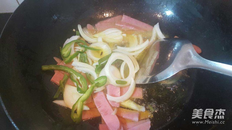 火腿炒面的做法-咸鮮味炒菜譜
