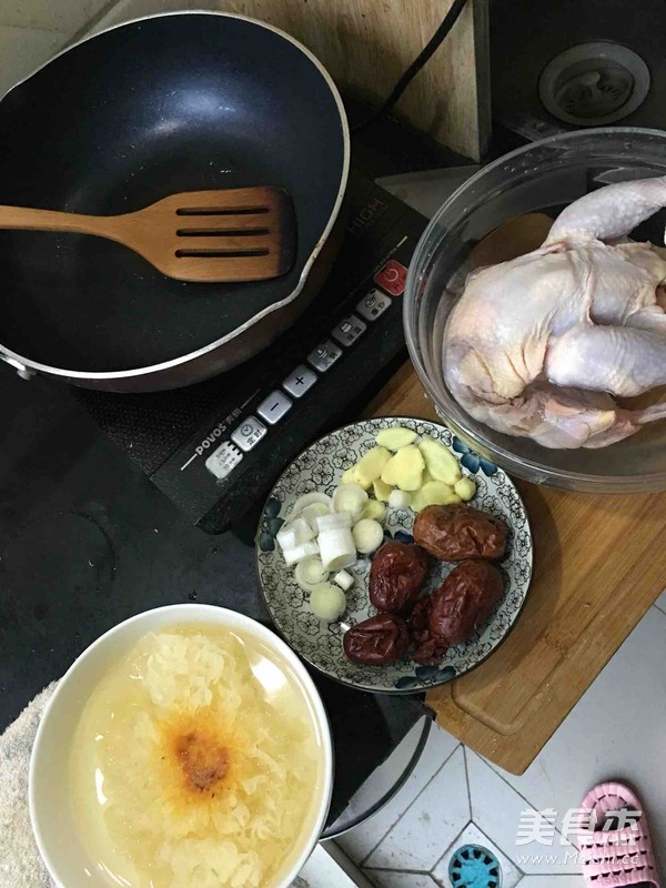 燉童子雞湯的做法-咸鮮味燉菜譜-易網<a href=http://m.aoa7937.com/ target=_blank class=infotextkey>健康養生</a>網 燉童子雞湯的做法-咸鮮味燉菜譜