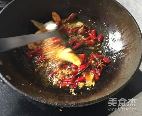 正宗潛江油燜大蝦的做法-麻辣味煮菜譜-易網(wǎng)健康養(yǎng)生網(wǎng) 正宗潛江油燜大蝦的做法-麻辣味煮菜譜