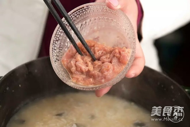 鑄鐵鍋版皮蛋瘦肉粥的做法-咸鮮味煮菜譜