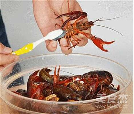 正宗潛江油燜大蝦的做法-麻辣味煮菜譜-易網(wǎng)<a href=http://m.aoa7937.com/ target=_blank class=infotextkey>健康養(yǎng)生</a>網(wǎng) 正宗潛江油燜大蝦的做法-麻辣味煮菜譜