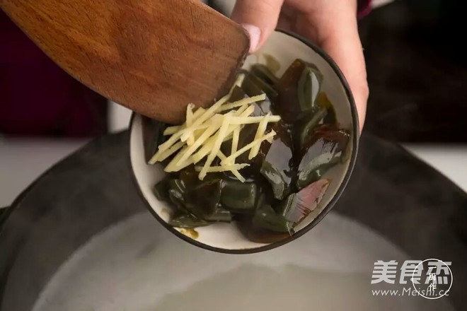 鑄鐵鍋版皮蛋瘦肉粥的做法-咸鮮味煮菜譜