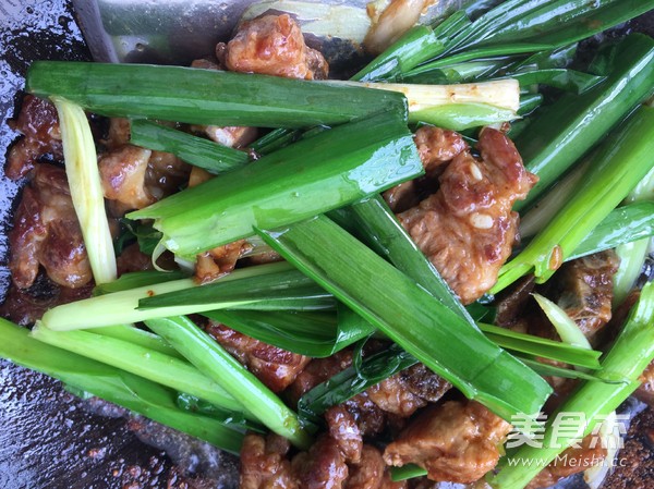 蒜苗炒排骨的做法-家常味炒菜譜