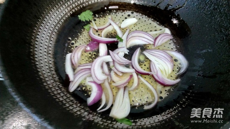 炒羊肉片的做法-蔥香味炒菜譜