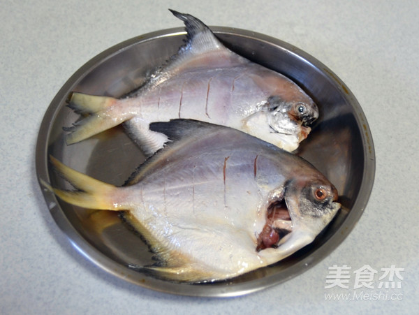 健康美味的清蒸鯧魚的做法-咸鮮味蒸菜譜-易網<a href=http://m.aoa7937.com/ target=_blank class=infotextkey>健康養生</a>網 健康美味的清蒸鯧魚的做法-咸鮮味蒸菜譜