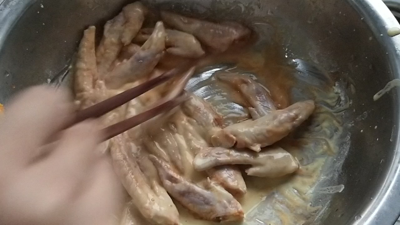 飄香酥炸雞翅尖的做法-家常味炸菜譜-易網健康養生網 飄香酥炸雞翅尖的做法-家常味炸菜譜