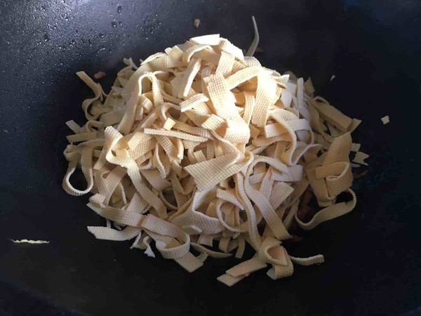 韭菜千張炒肉絲的做法-家常味炒菜譜-易網健康養生網 韭菜千張炒肉絲的做法-家常味炒菜譜