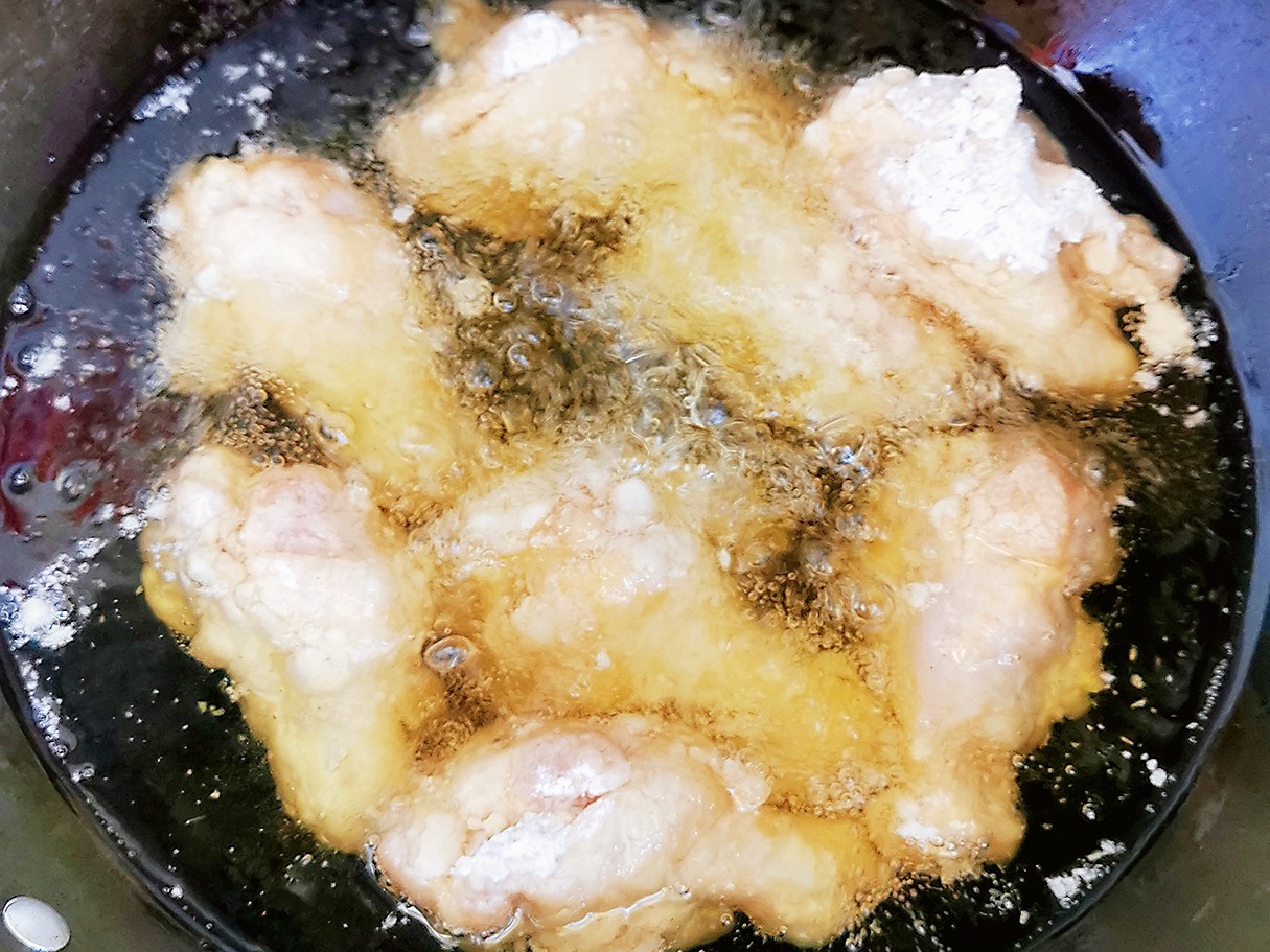 蒜香炸雞腿的做法-咸鮮味炸菜譜-易網健康養生網 蒜香炸雞腿的做法-咸鮮味炸菜譜