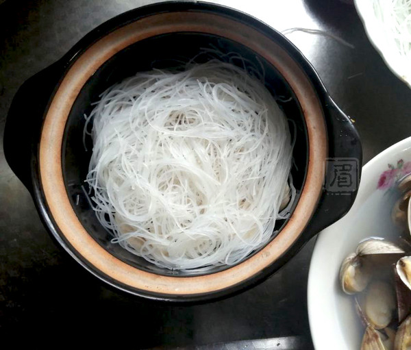 花蛤粉絲煲的做法-咸鮮味煲菜譜-易網健康養生網 花蛤粉絲煲的做法-咸鮮味煲菜譜