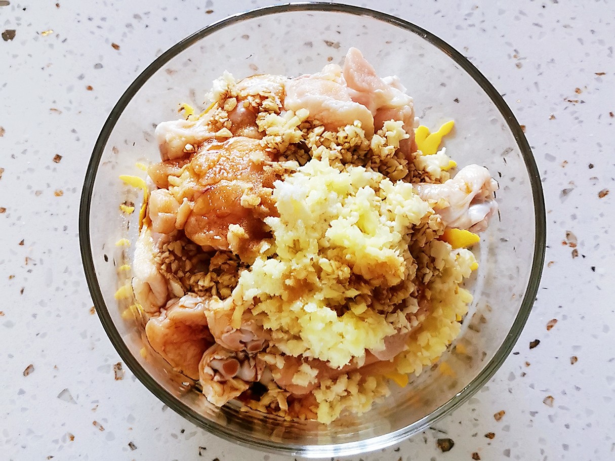 蒜香炸雞腿的做法-咸鮮味炸菜譜-易網<a href=http://m.aoa7937.com/ target=_blank class=infotextkey>健康養生</a>網 蒜香炸雞腿的做法-咸鮮味炸菜譜