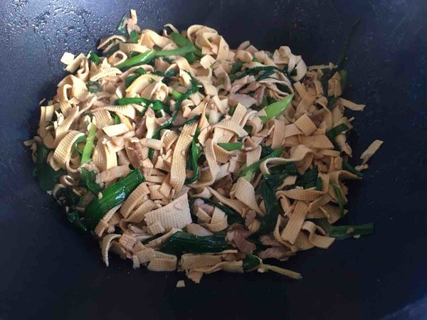 韭菜千張炒肉絲的做法-家常味炒菜譜-易網健康養生網 韭菜千張炒肉絲的做法-家常味炒菜譜