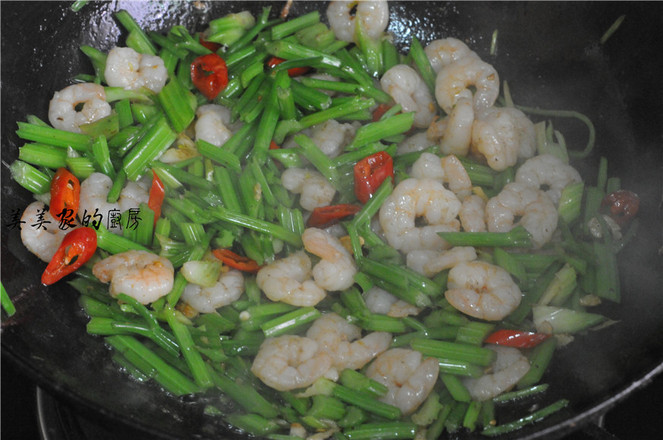 芹菜炒蝦仁的做法-家常味炒菜譜-易網健康養生網 芹菜炒蝦仁的做法-家常味炒菜譜