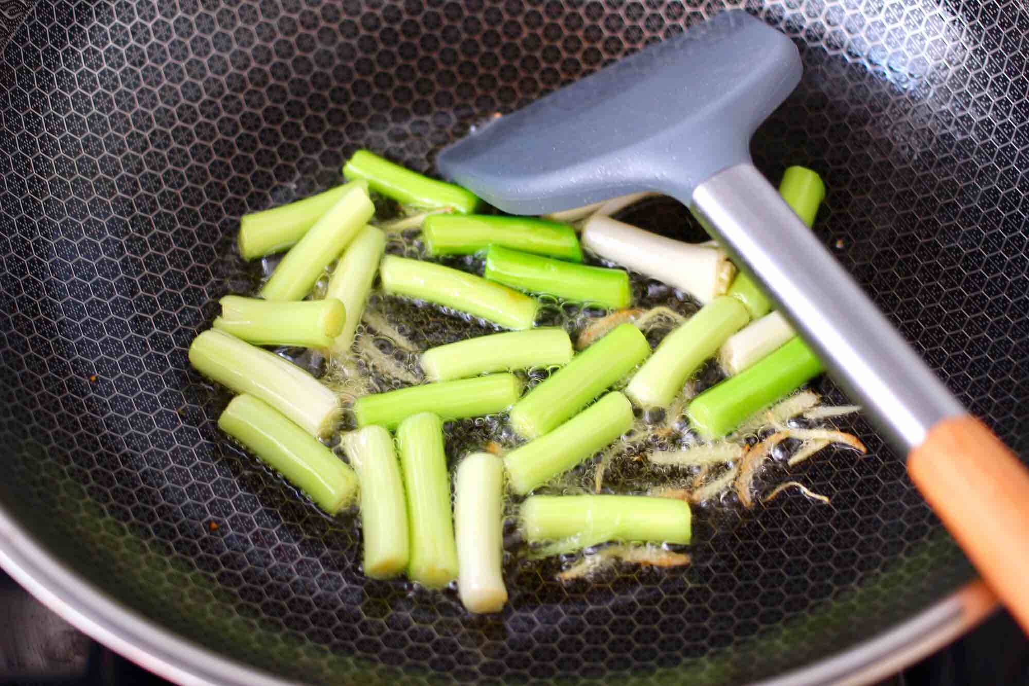 蒜苗爆肝尖的做法-蒜香味爆菜譜