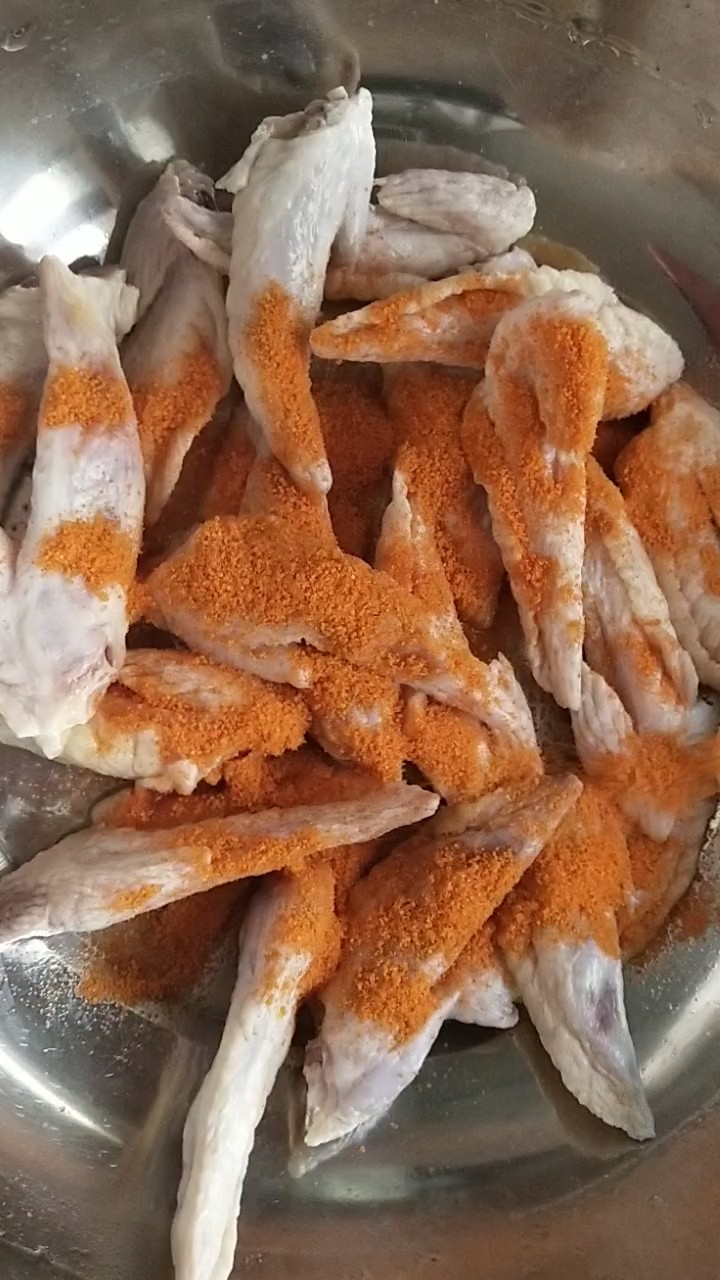 飄香酥炸雞翅尖的做法-家常味炸菜譜-易網<a href=http://m.aoa7937.com/ target=_blank class=infotextkey>健康養生</a>網 飄香酥炸雞翅尖的做法-家常味炸菜譜
