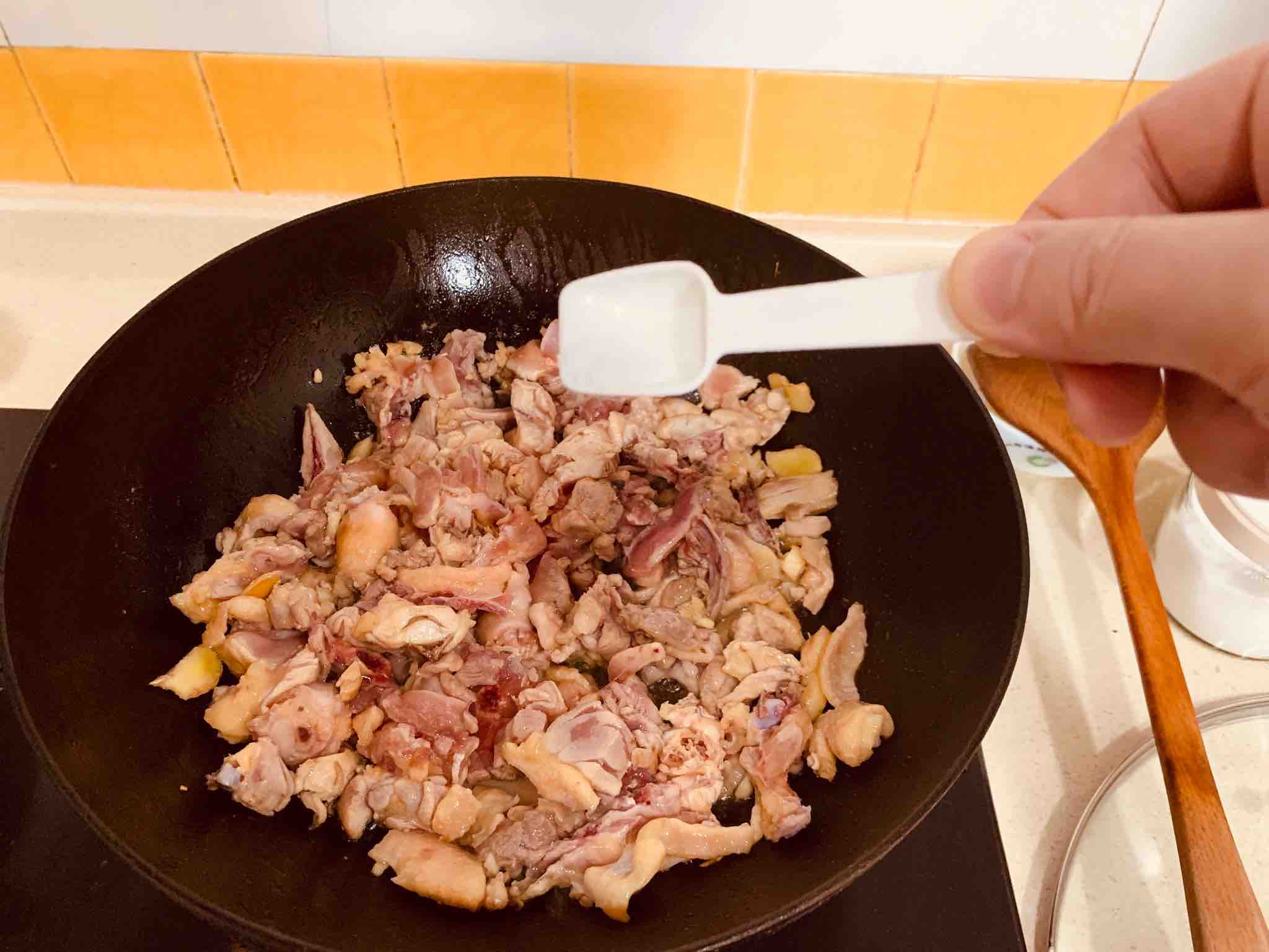 油燜雞的做法-家常味燜菜譜