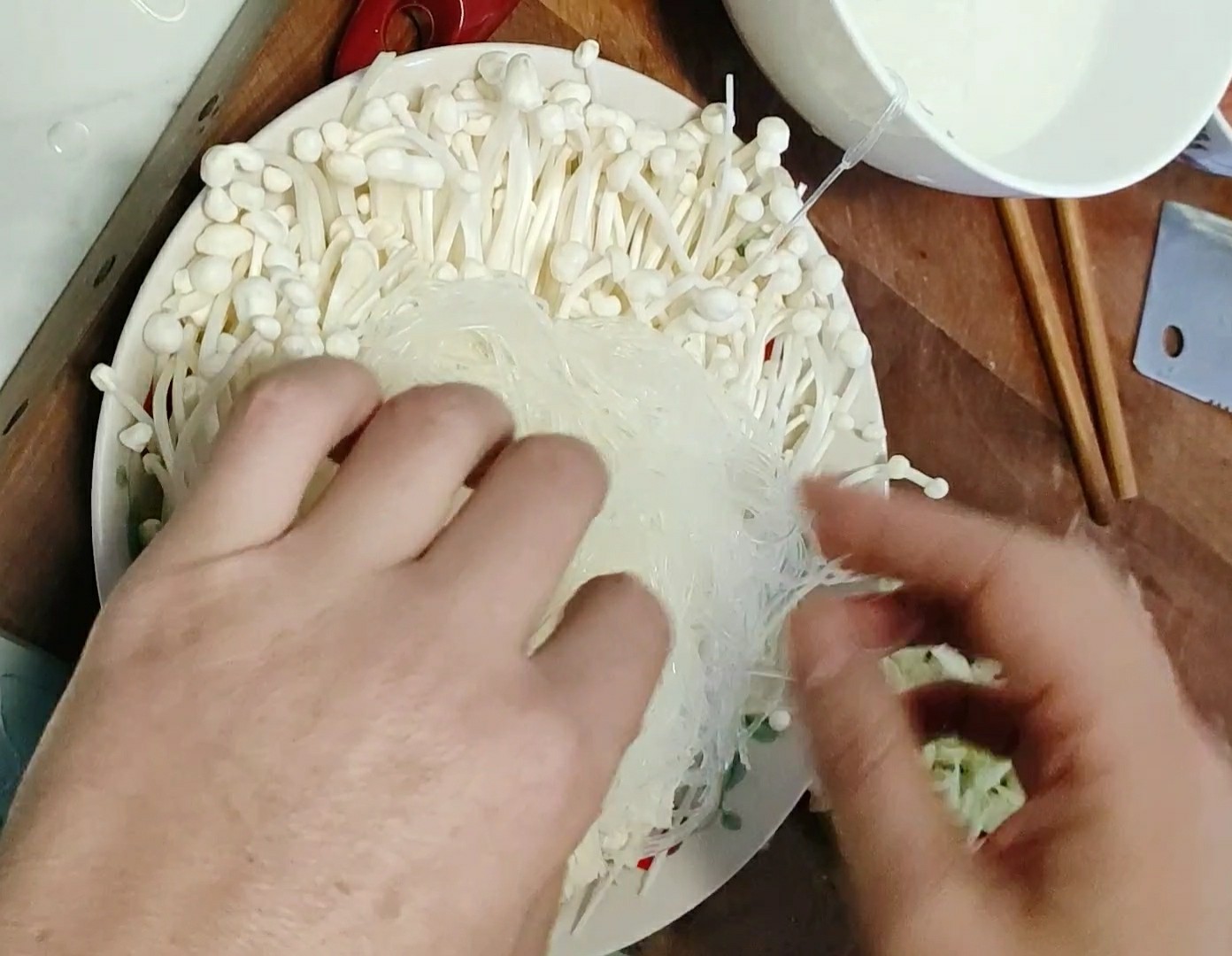 酸辣金針菇的做法-酸辣味蒸菜譜
