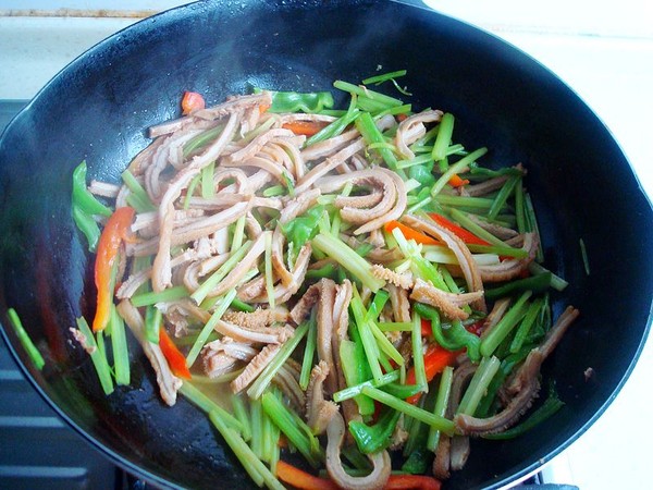 毛芹菜炒牛肚的做法-家常味炒菜譜