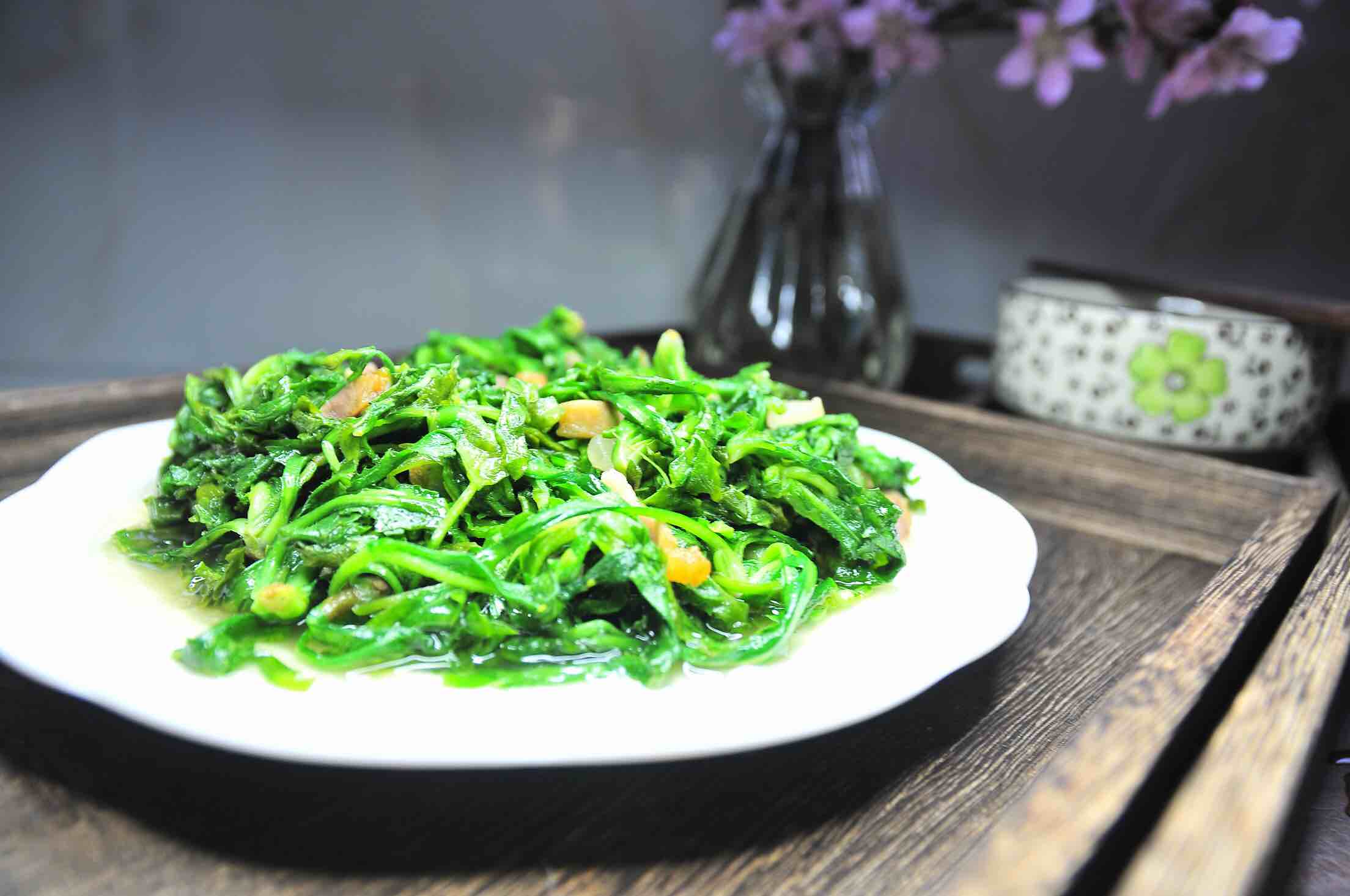 咸肉絲炒薺菜的做法-咸鮮味炒菜譜-易網(wǎng)健康養(yǎng)生網(wǎng) 咸肉絲炒薺菜的做法-咸鮮味炒菜譜