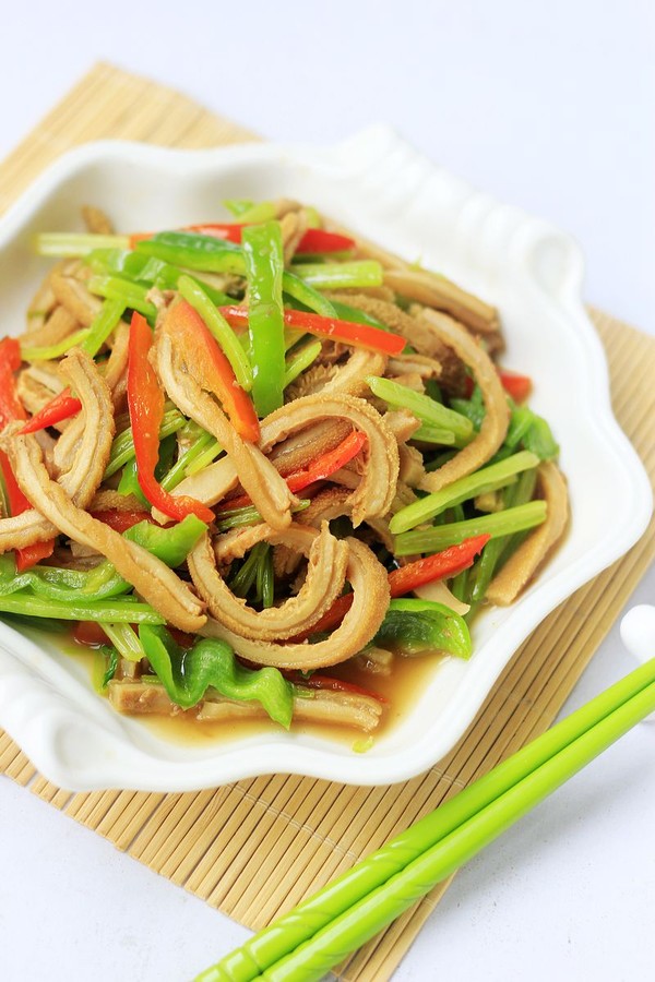 毛芹菜炒牛肚的做法-家常味炒菜譜-易網健康養生網 毛芹菜炒牛肚的做法-家常味炒菜譜