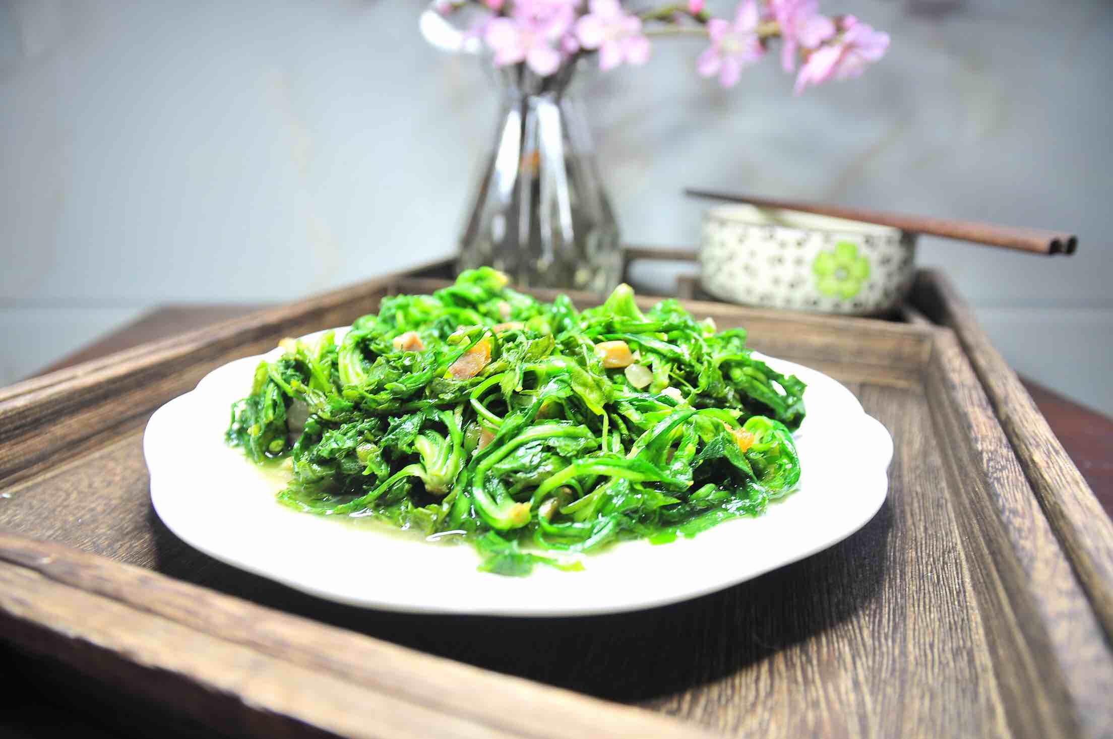 咸肉絲炒薺菜的做法-咸鮮味炒菜譜-易網(wǎng)健康養(yǎng)生網(wǎng) 咸肉絲炒薺菜的做法-咸鮮味炒菜譜
