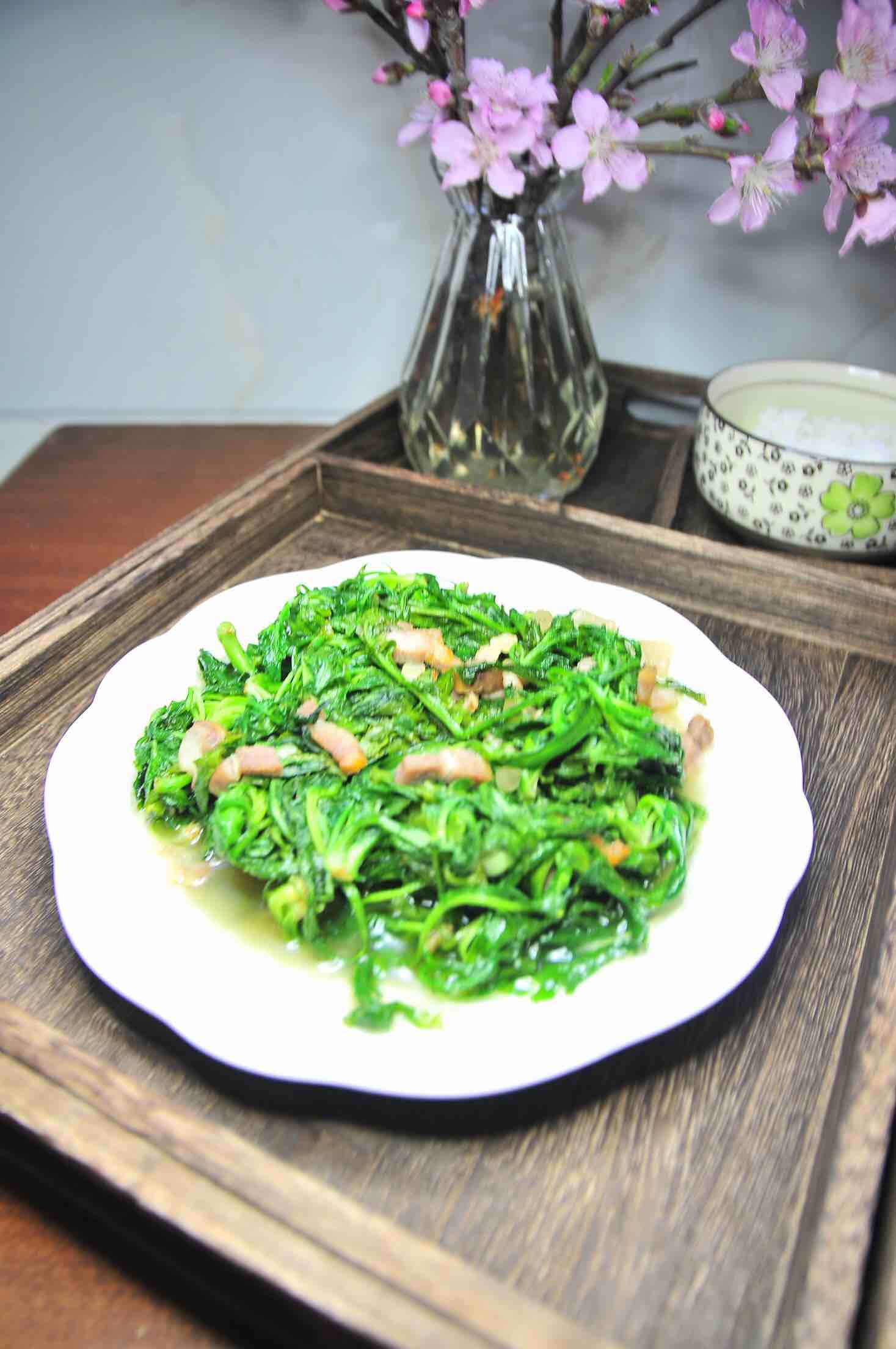咸肉絲炒薺菜的做法-咸鮮味炒菜譜-易網(wǎng)健康養(yǎng)生網(wǎng) 咸肉絲炒薺菜的做法-咸鮮味炒菜譜