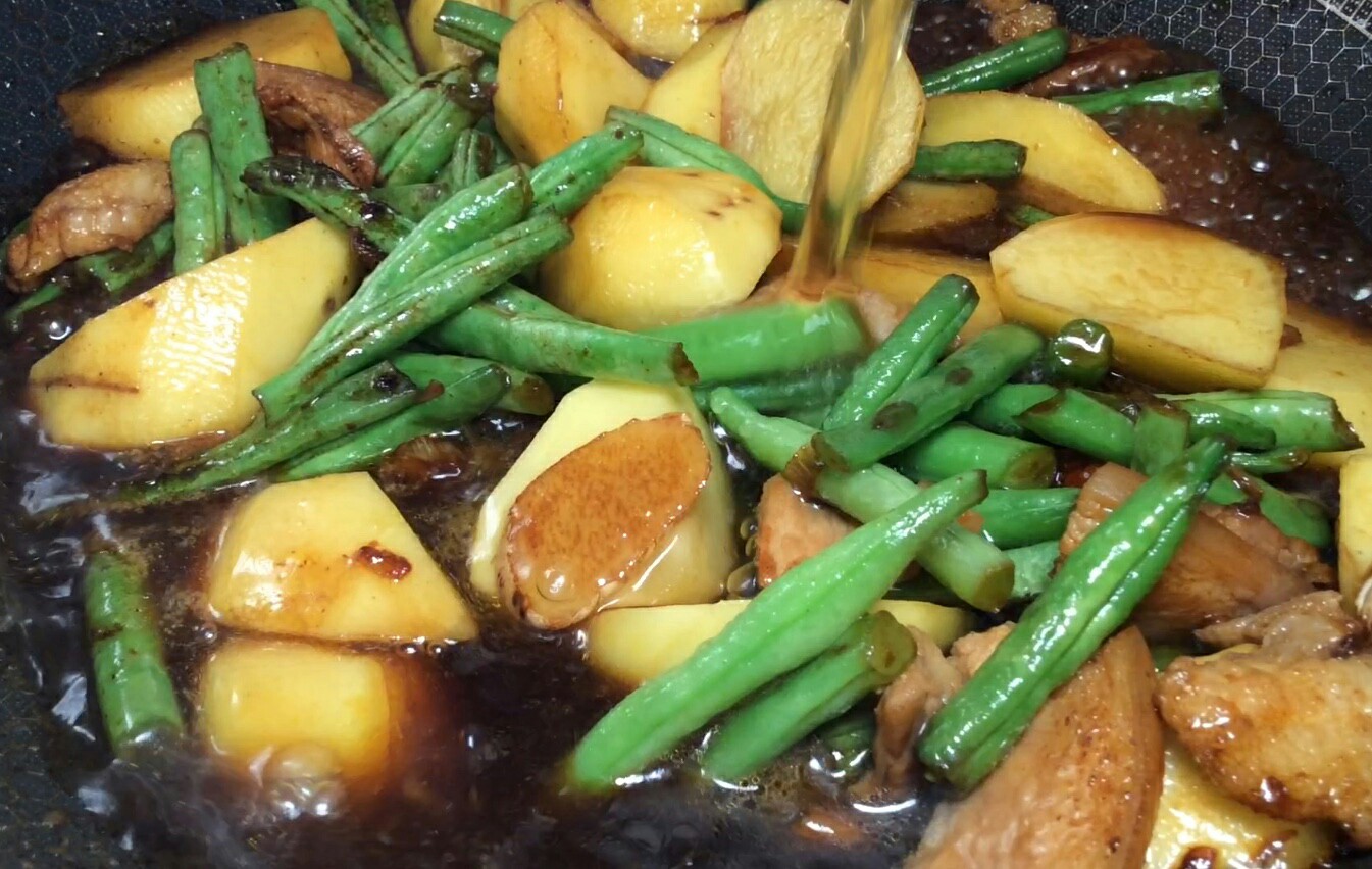 五花肉燒豆角土豆的做法-咸鮮味燉菜譜
