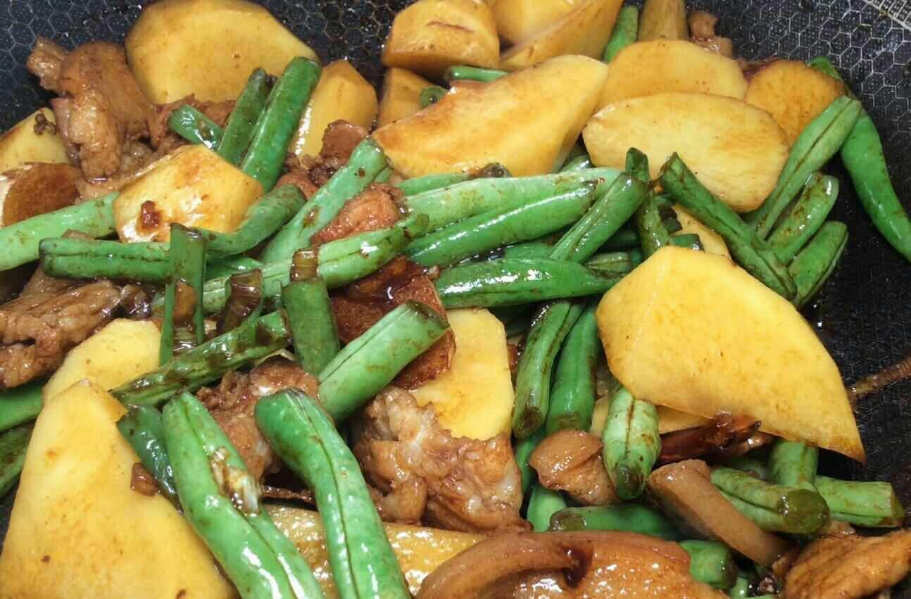 五花肉燒豆角土豆的做法-咸鮮味燉菜譜