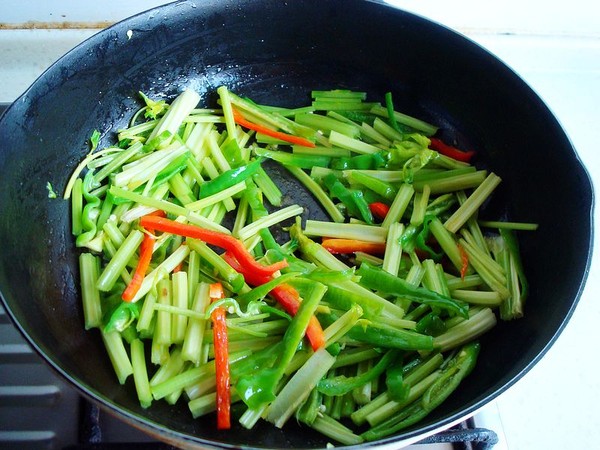 毛芹菜炒油渣的做法-家常味炒菜譜-易網(wǎng)健康養(yǎng)生網(wǎng) 毛芹菜炒油渣的做法-家常味炒菜譜