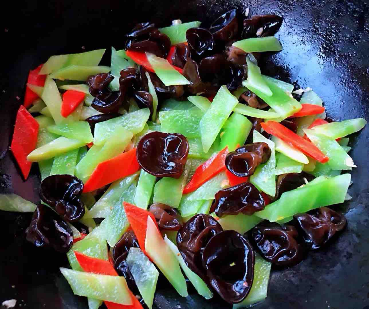 帶子炒萵筍胡蘿卜木耳的做法-咸鮮味炒菜譜-易網健康養(yǎng)生網 帶子炒萵筍胡蘿卜木耳的做法-咸鮮味炒菜譜