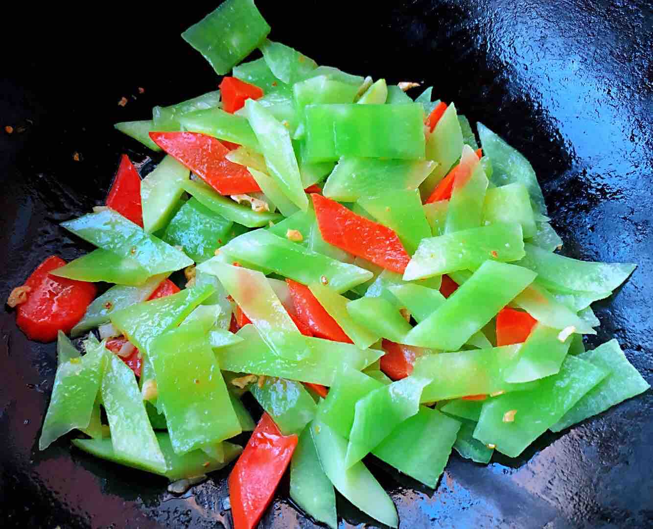 帶子炒萵筍胡蘿卜木耳的做法-咸鮮味炒菜譜-易網健康養(yǎng)生網 帶子炒萵筍胡蘿卜木耳的做法-咸鮮味炒菜譜