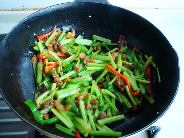 毛芹菜炒油渣的做法-家常味炒菜譜-易網(wǎng)健康養(yǎng)生網(wǎng) 毛芹菜炒油渣的做法-家常味炒菜譜