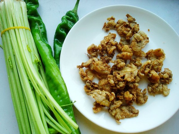 毛芹菜炒油渣的做法-家常味炒菜譜-易網(wǎng)<a href=http://m.aoa7937.com/ target=_blank class=infotextkey>健康養(yǎng)生</a>網(wǎng) 毛芹菜炒油渣的做法-家常味炒菜譜