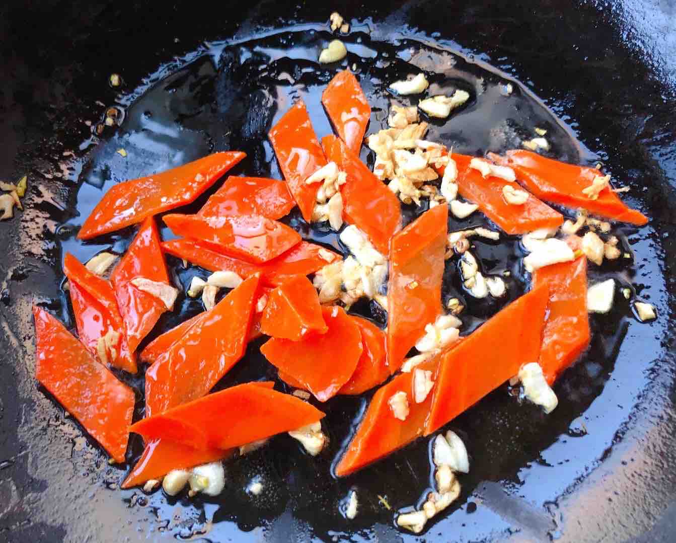 帶子炒萵筍胡蘿卜木耳的做法-咸鮮味炒菜譜-易網健康養(yǎng)生網 帶子炒萵筍胡蘿卜木耳的做法-咸鮮味炒菜譜