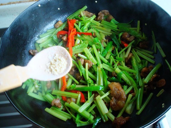 毛芹菜炒油渣的做法-家常味炒菜譜-易網(wǎng)健康養(yǎng)生網(wǎng) 毛芹菜炒油渣的做法-家常味炒菜譜