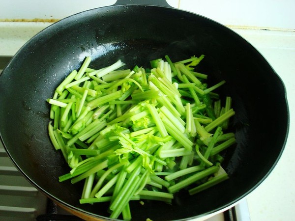 毛芹菜炒油渣的做法-家常味炒菜譜-易網(wǎng)健康養(yǎng)生網(wǎng) 毛芹菜炒油渣的做法-家常味炒菜譜