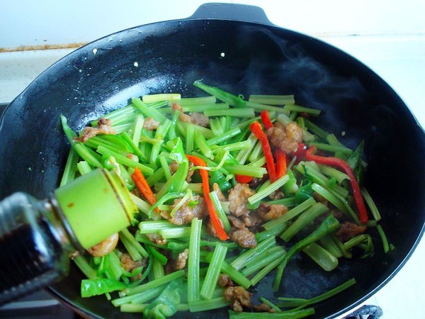 毛芹菜炒油渣的做法-家常味炒菜譜-易網(wǎng)健康養(yǎng)生網(wǎng) 毛芹菜炒油渣的做法-家常味炒菜譜