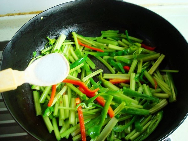 毛芹菜炒油渣的做法-家常味炒菜譜-易網(wǎng)健康養(yǎng)生網(wǎng) 毛芹菜炒油渣的做法-家常味炒菜譜