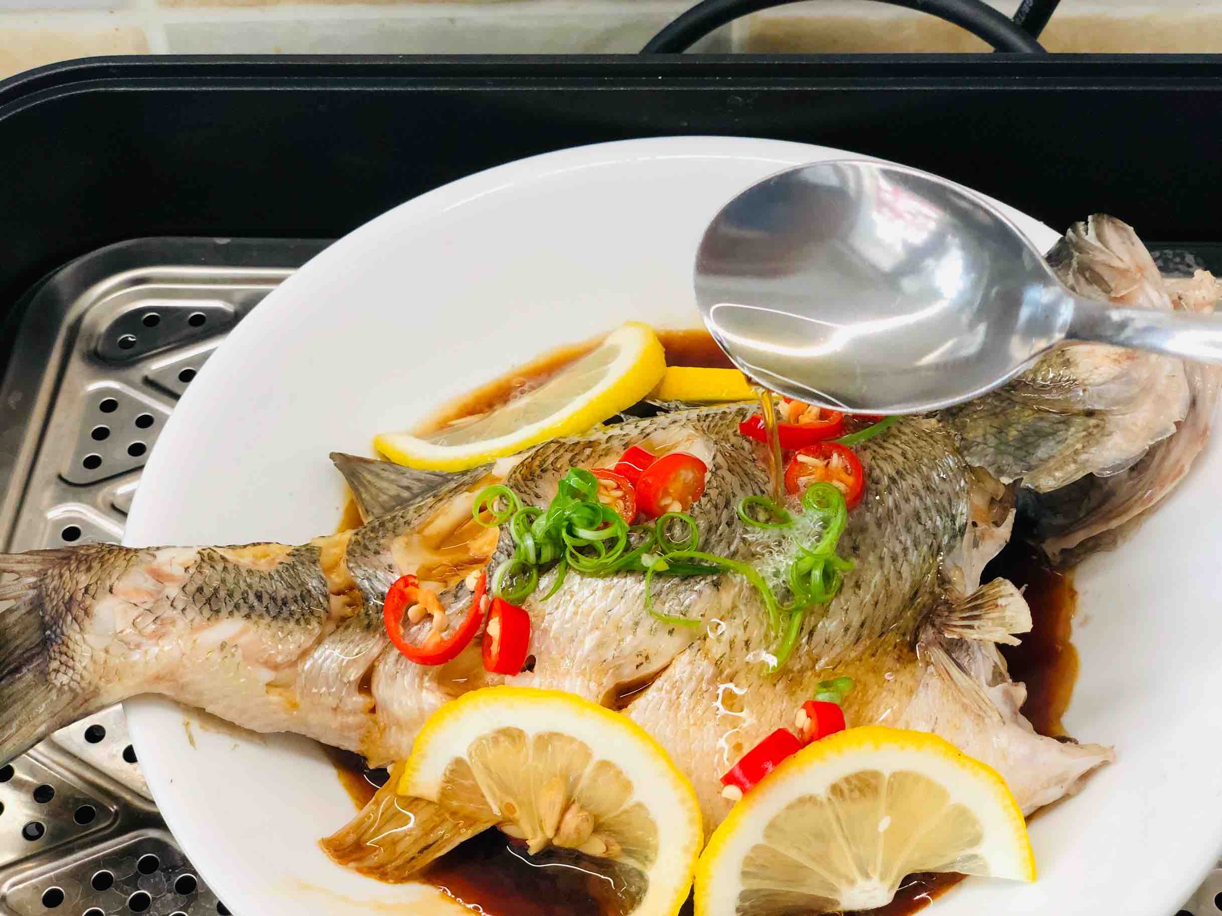 酸辣檸檬蒸鱸魚的做法-酸辣味蒸菜譜